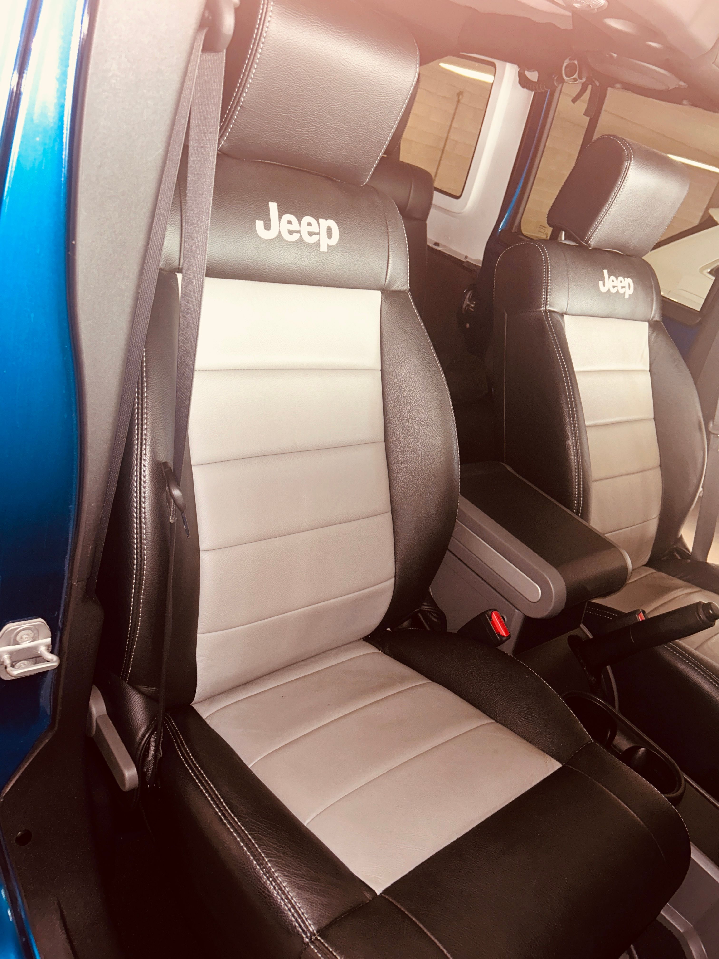 Used 2010 Jeep Wrangler Unlimited Sahara w/ Dual Top Group AWD/4WD image 12