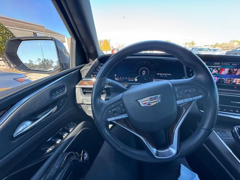 Used 2022 Cadillac Escalade Luxury w/ LPO, Illumination Package image 24