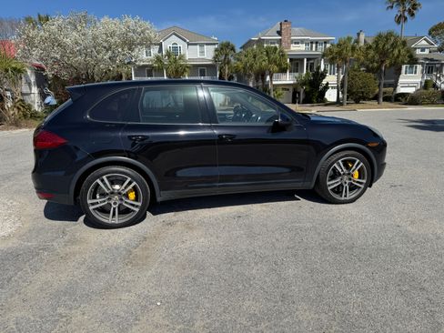 Used 2011 Porsche Cayenne Turbo image 5