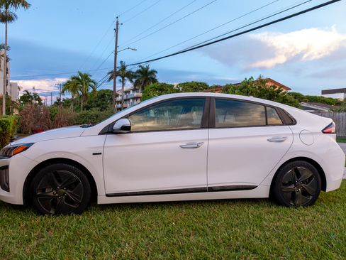 Used 2020 Hyundai Ioniq Limited image 6