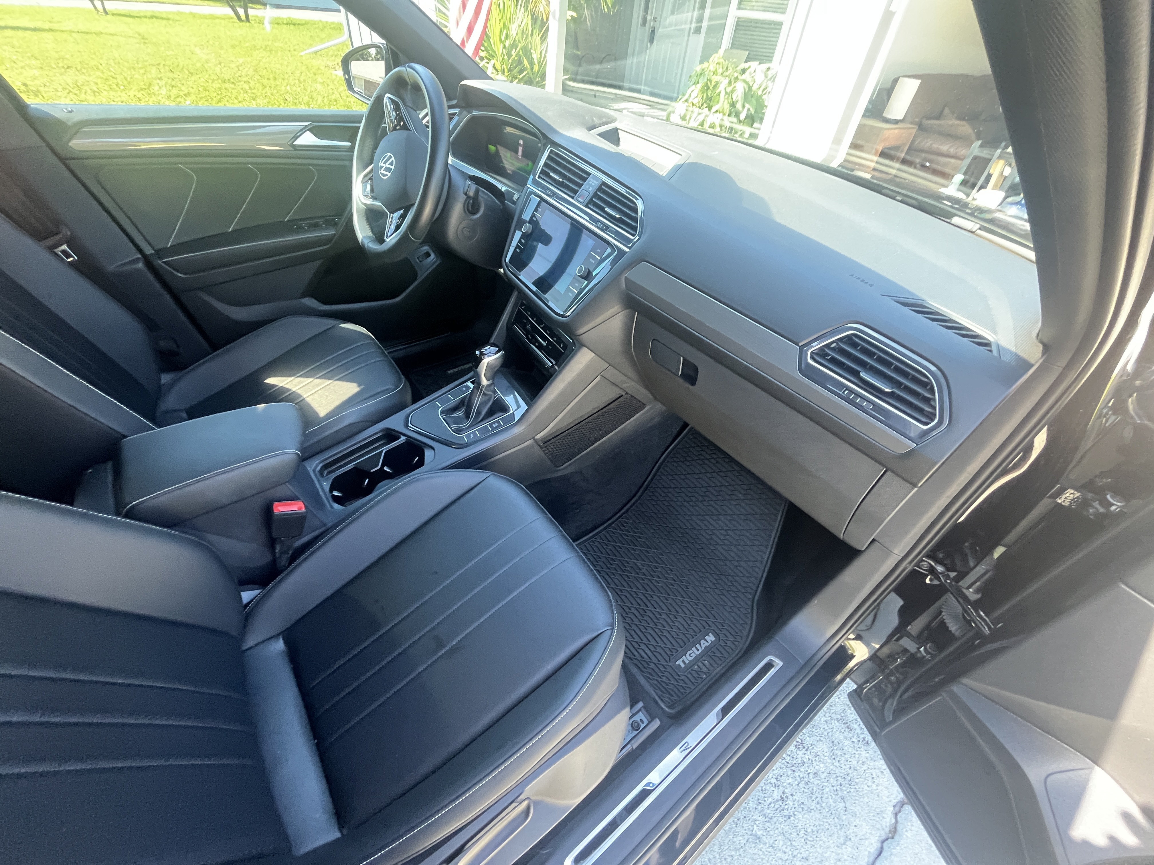 Used 2024 Volkswagen Tiguan SE R-Line FWD image 17