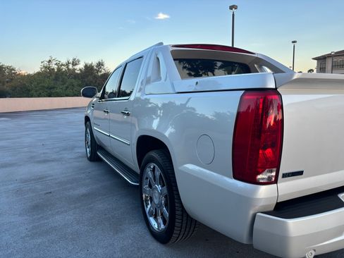Used 2007 Cadillac Escalade EXT w/ Information Package AWD/4WD image 9