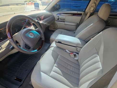 Used 2003 Lincoln Town Car Signature image 10