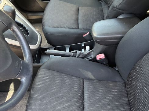 Used 2009 Pontiac Vibe w/ Preferred Package FWD image 14