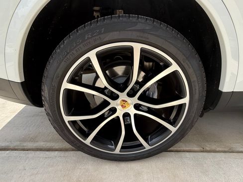 Used 2022 Porsche Cayenne Coupe image 17