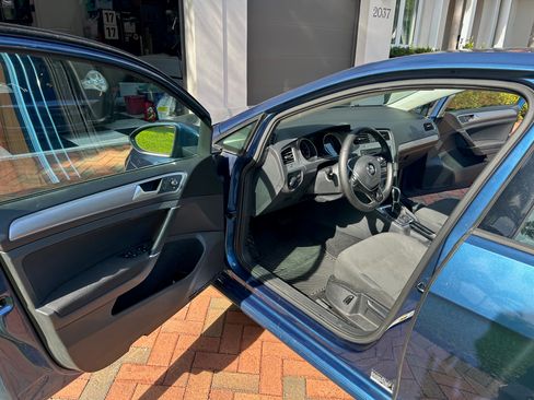 Used 2017 Volkswagen Golf S image 4