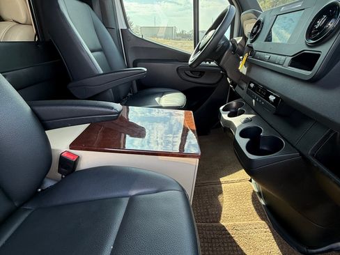 Used 2021 Mercedes-Benz Sprinter 2500 image 16