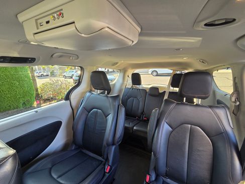 Used 2018 Chrysler Pacifica Touring-L image 16