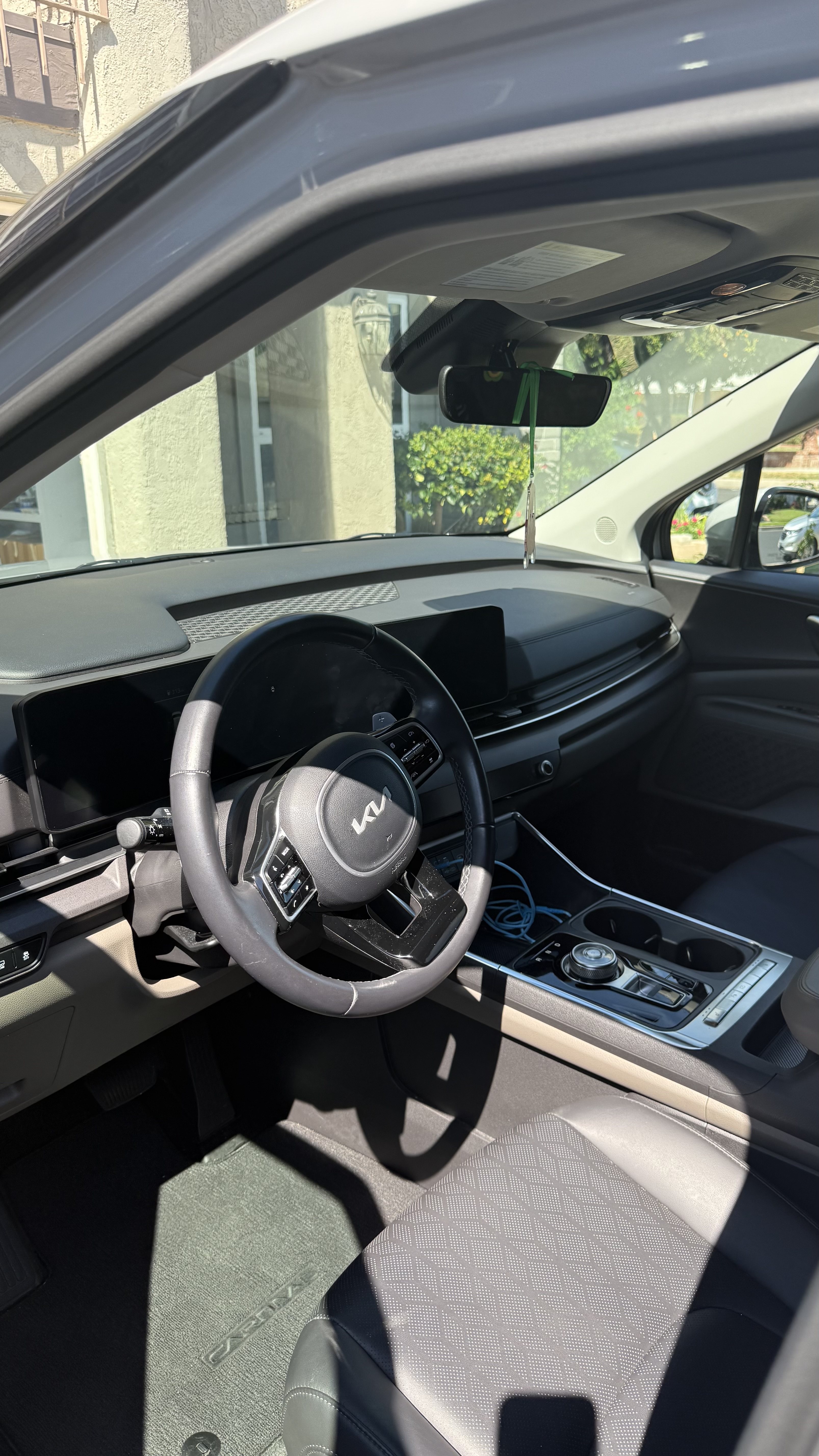 Used 2025 Kia Carnival EX FWD image 8