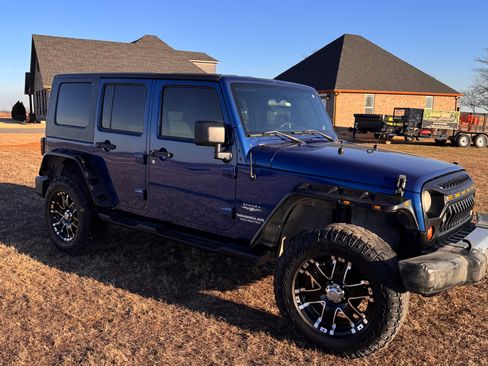 Used 2009 Jeep Wrangler Unlimited Sahara w/ Dual Top Group image 4