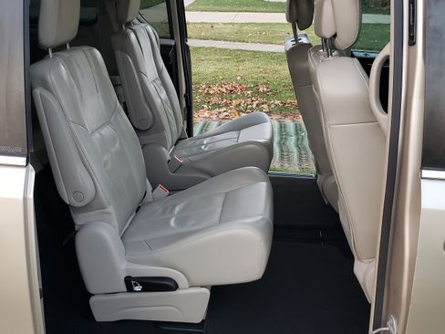 Used 2012 Chrysler Town & Country Limited w/ Luxury Group image 16