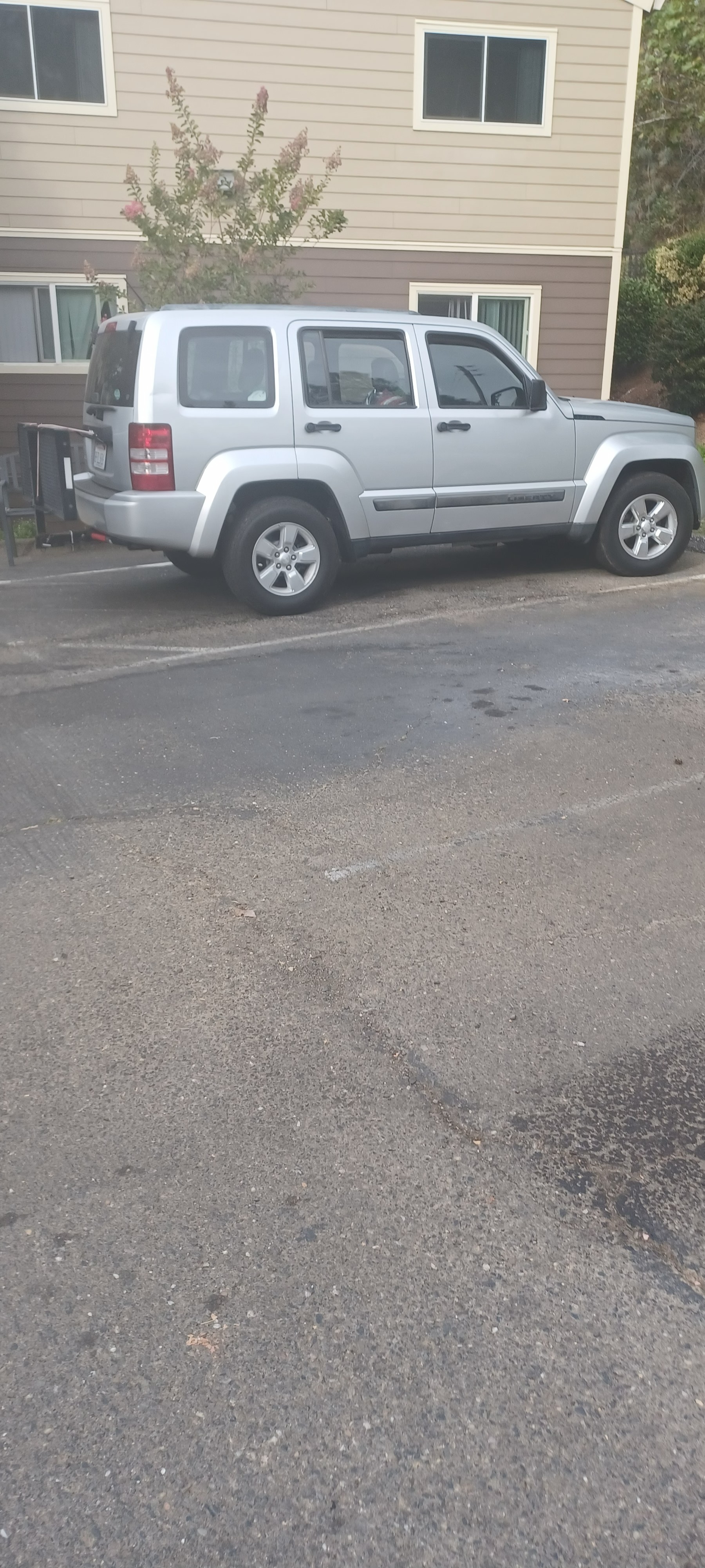 Used 2012 Jeep Liberty Sport AWD/4WD image 5