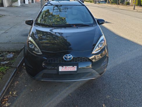 Used 2018 Toyota Prius C One image 1