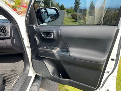 Used 2018 Toyota Tacoma TRD Sport image 17