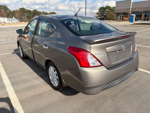 Used 2017 Nissan Versa SV image 5