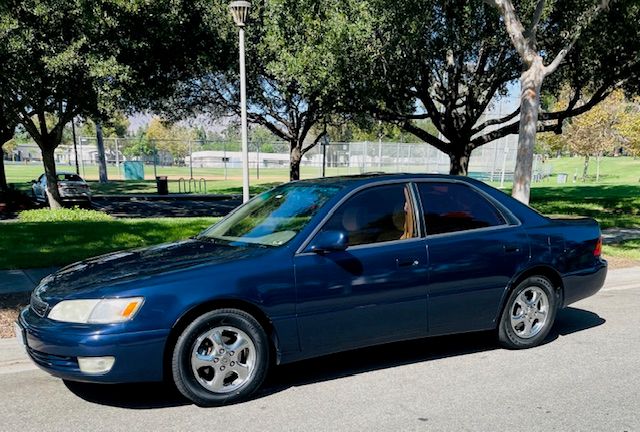 Used 1997 Lexus ES 330 w/ Leather Trim Pkg FWD image 2