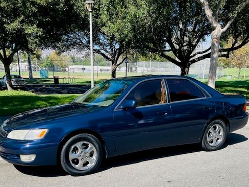 Used 1997 Lexus ES 330 w/ Leather Trim Pkg FWD image 2