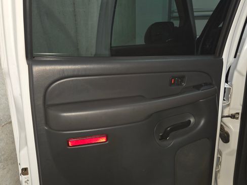 Used 2004 Chevrolet Silverado 3500 LT w/ Heavy-Duty Power Package image 20