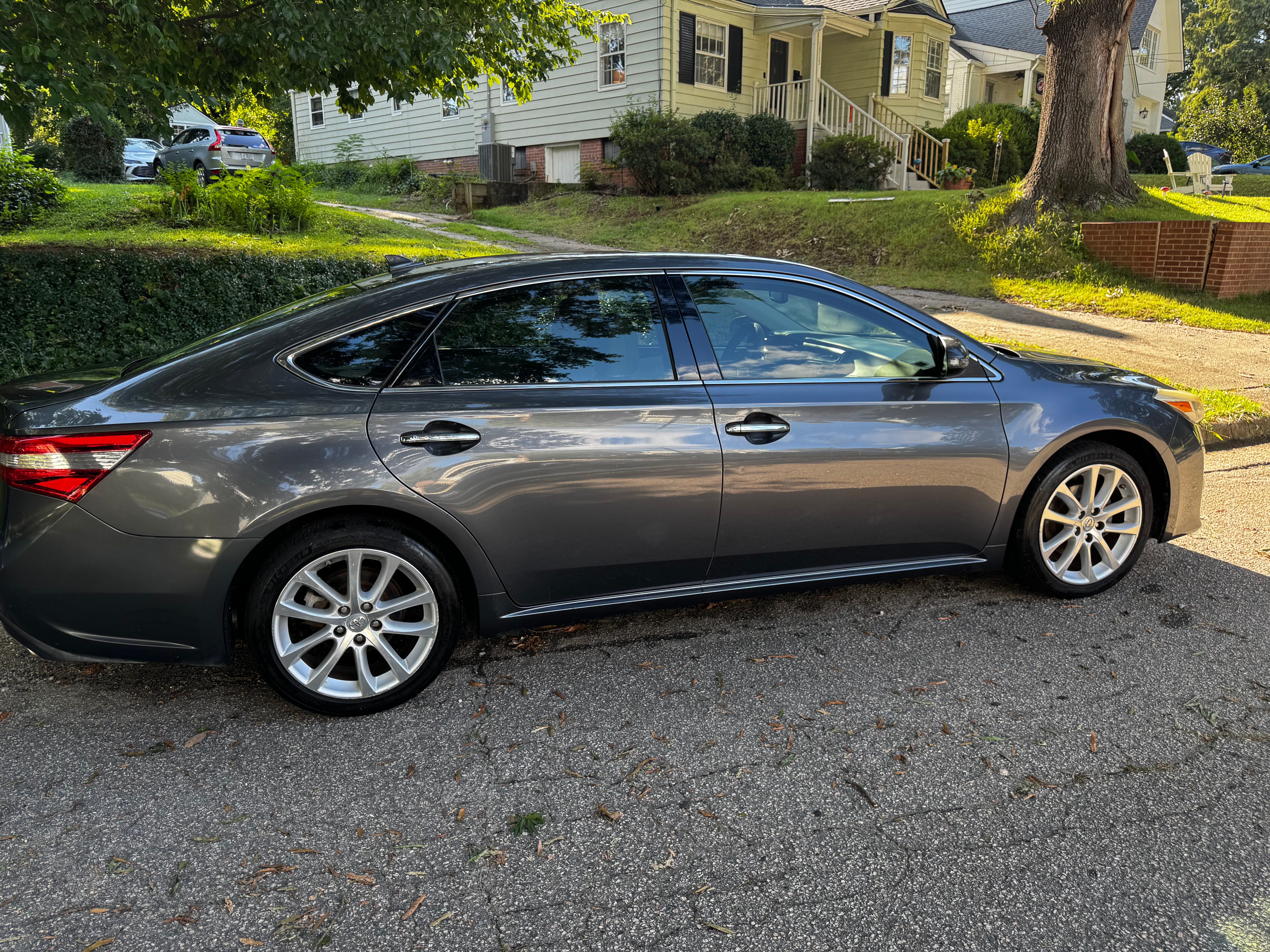 Used 2013 Toyota Avalon Limited FWD image 1