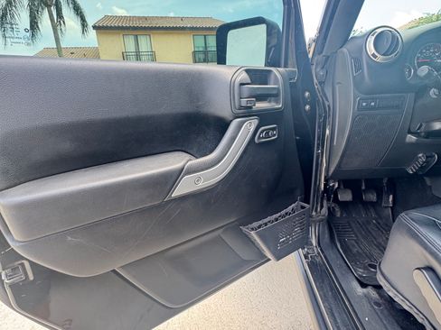 Used 2017 Jeep Wrangler Unlimited Rubicon AWD/4WD image 6