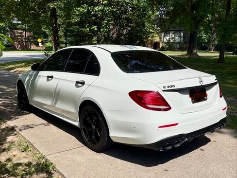 Used 2017 Mercedes-Benz E 300 4MATIC image 2