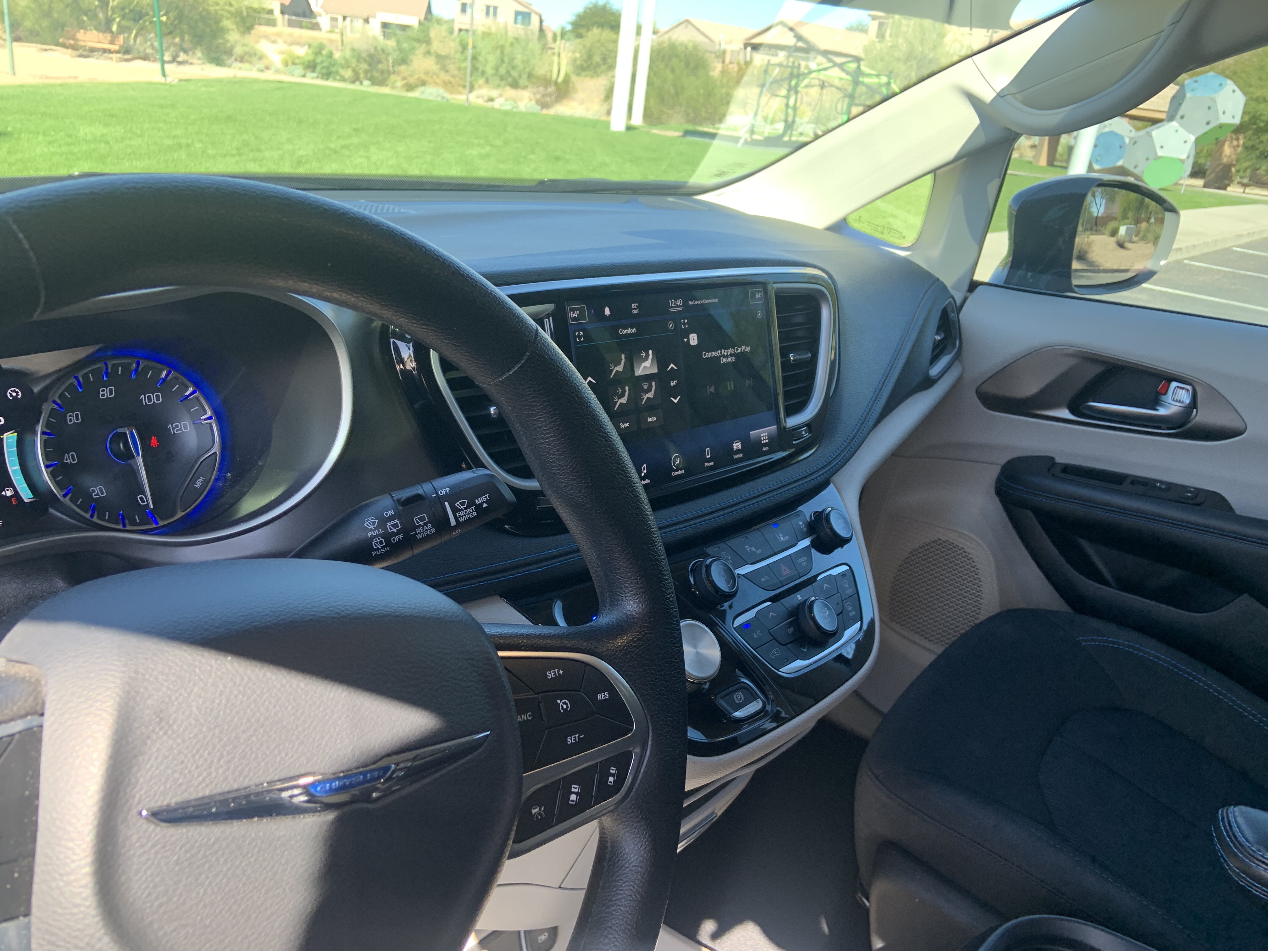 Used 2021 Chrysler Pacifica Touring FWD image 2