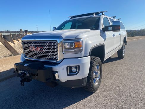 Used 2015 GMC Sierra 2500 Denali w/ Suspension Package, Off-Road image 2