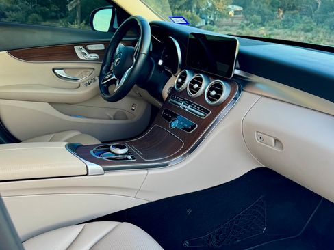 Used 2019 Mercedes-Benz C 300 4MATIC Sedan image 2