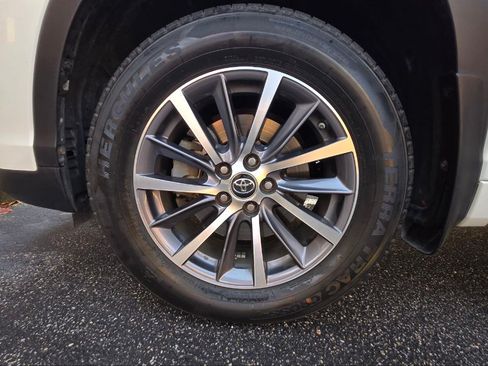 Used 2018 Toyota Highlander XLE image 11