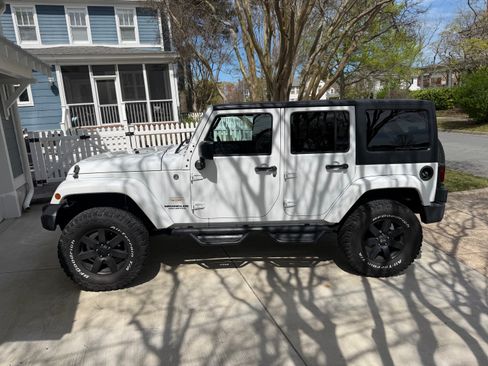 Used 2015 Jeep Wrangler Unlimited Sahara image 4