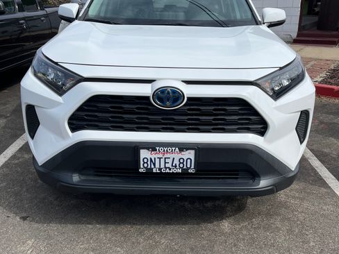 Used 2020 Toyota RAV4 LE w/ Carpet Mat Package image 5