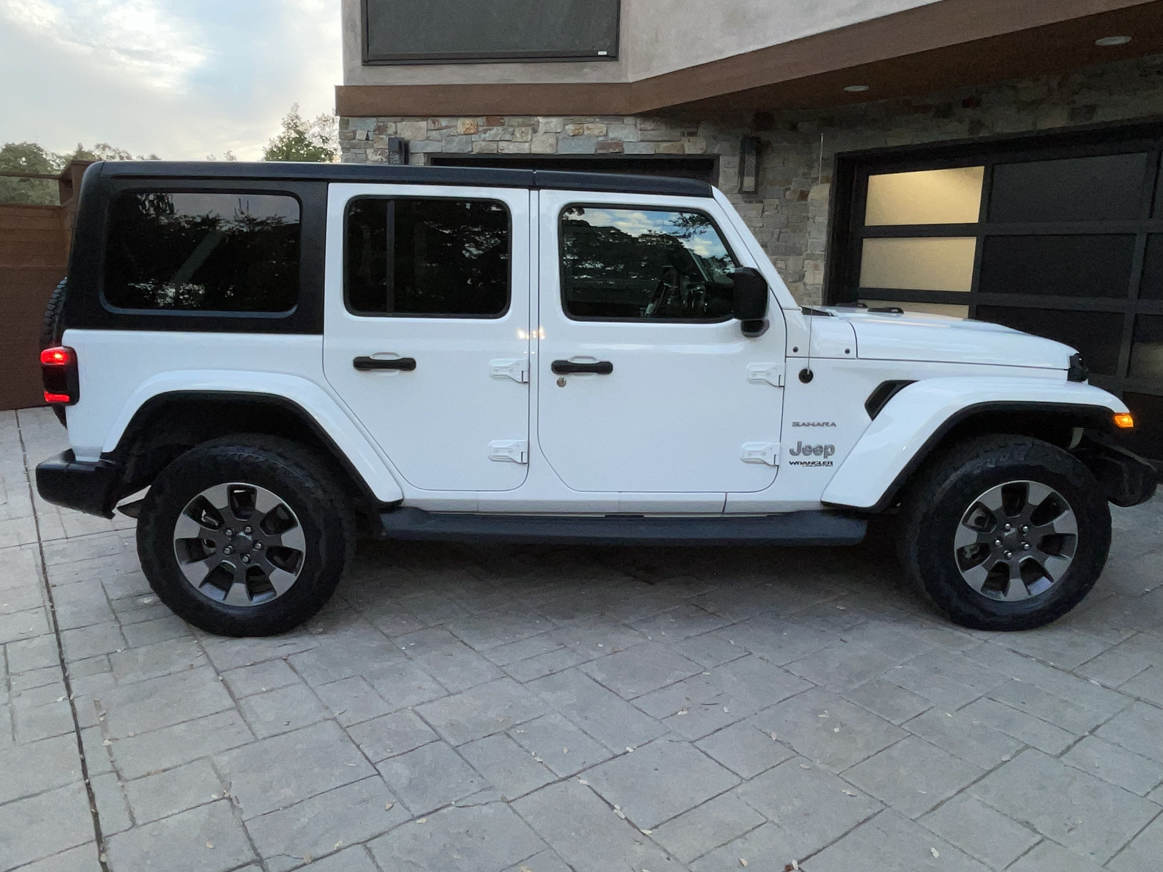 Used 2018 Jeep Wrangler Unlimited Sahara AWD/4WD image 14