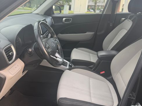 Used 2021 Hyundai Venue SEL FWD image 8