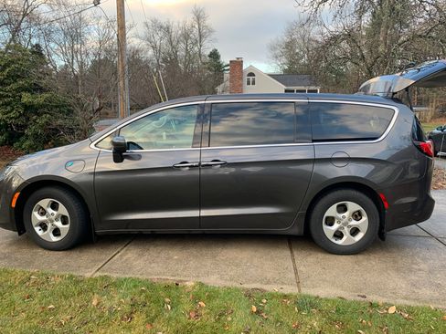 Used 2018 Chrysler Pacifica Touring Plus image 2