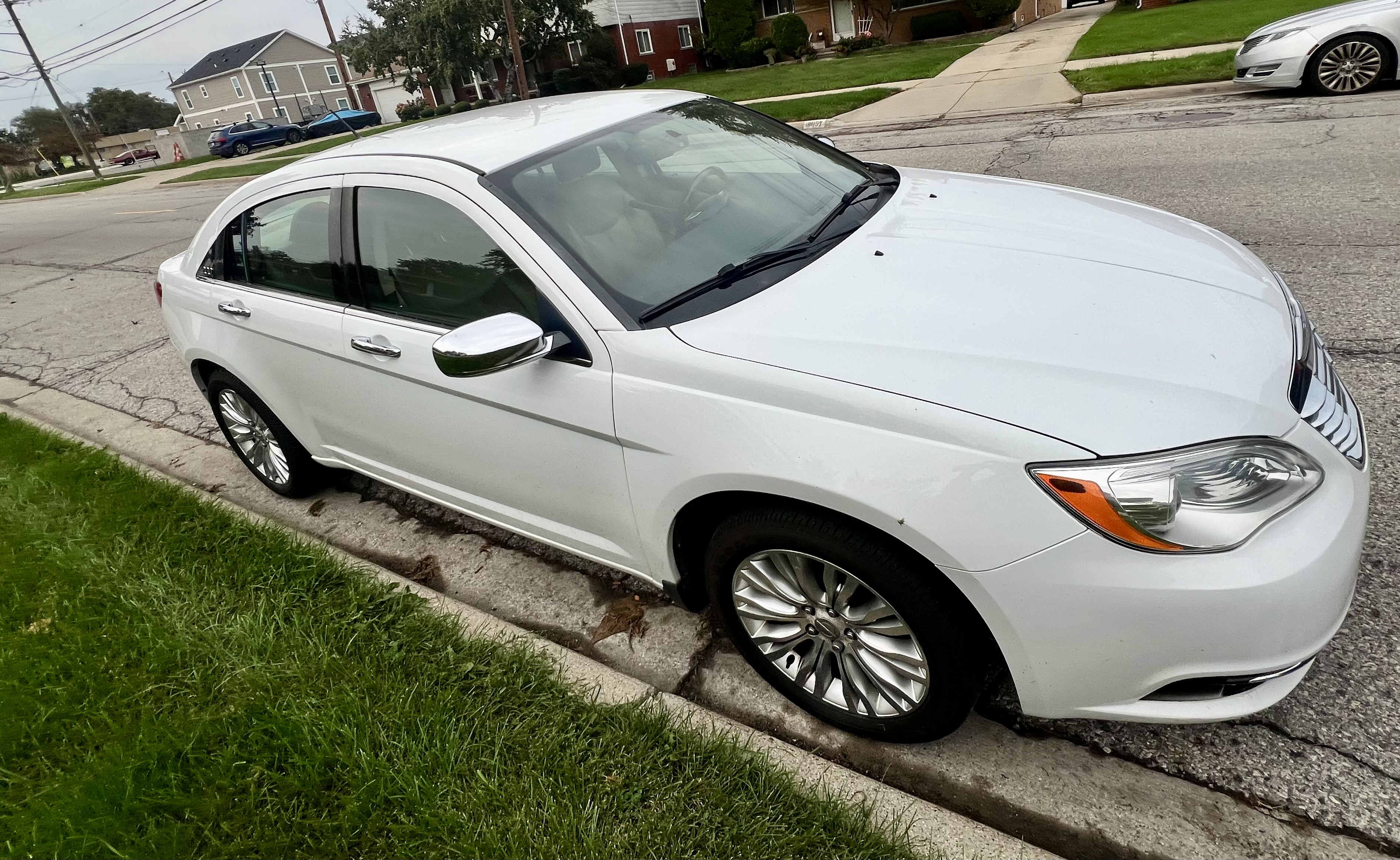 Used 2011 Chrysler 200 Limited FWD image 2