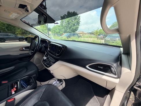 Used 2019 Chrysler Pacifica Touring-L FWD image 9