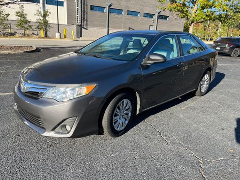 Used 2013 Toyota Camry LE image 1