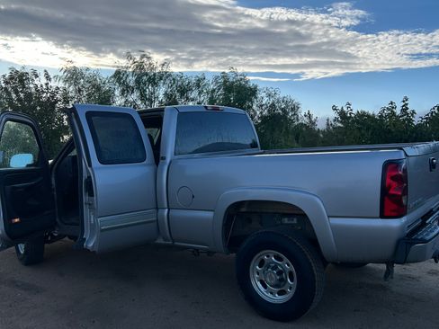 Used 2005 Chevrolet Silverado 2500 LS w/ Heavy-Duty Power Package image 5