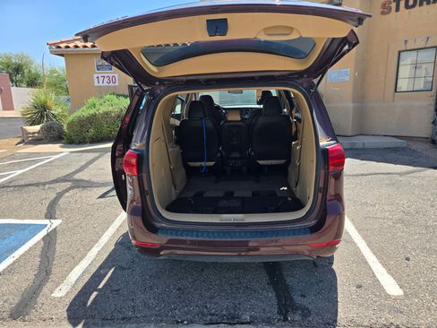 Used 2017 Kia Sedona LX w/ LX Essentials Premium Package image 12