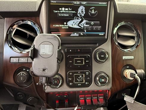 Used 2015 Ford F250 Lariat w/ Lariat Interior Package AWD/4WD image 12