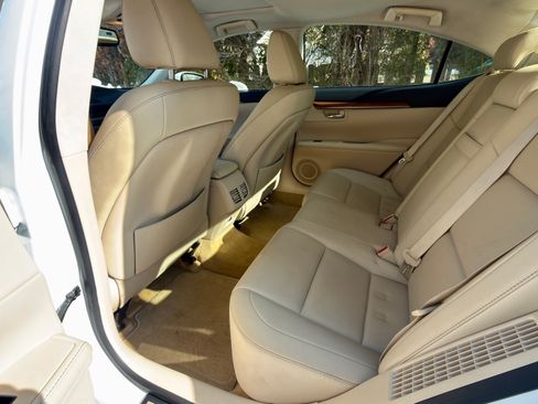 Used 2013 Lexus ES 300h image 9