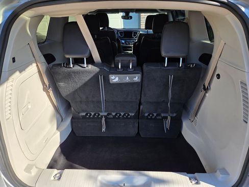 Used 2018 Chrysler Pacifica Touring-L image 17