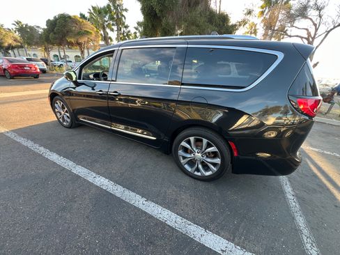 Used 2018 Chrysler Pacifica Limited w/ Tire & Wheel Group image 16