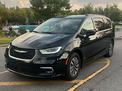 Used 2021 Chrysler Pacifica Touring w/ Uconnect Theater Family Group