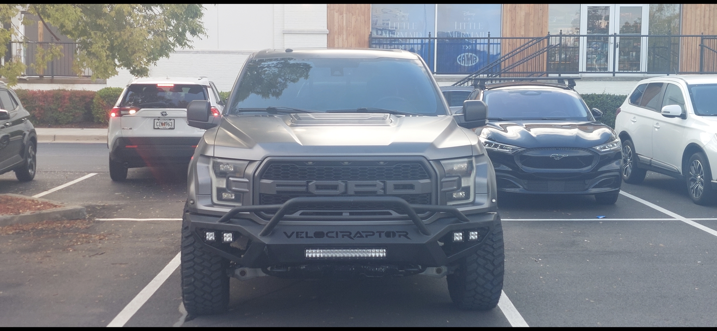 Used 2017 Ford F150 Raptor w/ Equipment Group 802A Luxury AWD/4WD image 1