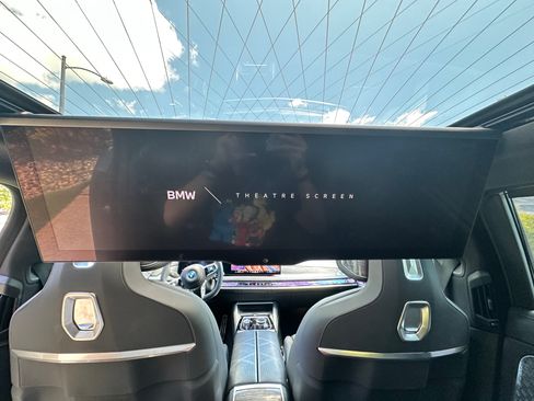 Used 2023 BMW i7 xDrive60 image 9