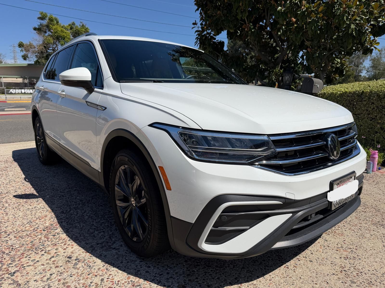 Used 2024 Volkswagen Tiguan SE w/ Panoramic Sunroof Package FWD image 1