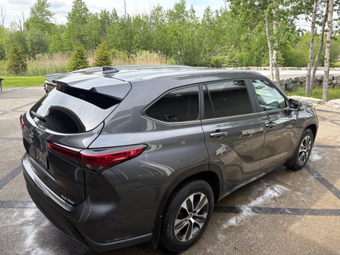 Used 2023 Toyota Highlander XLE AWD/4WD image 9