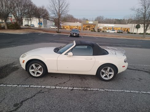 Used 2007 MAZDA MX-5 Miata Sport w/ Convenience Pkg image 4