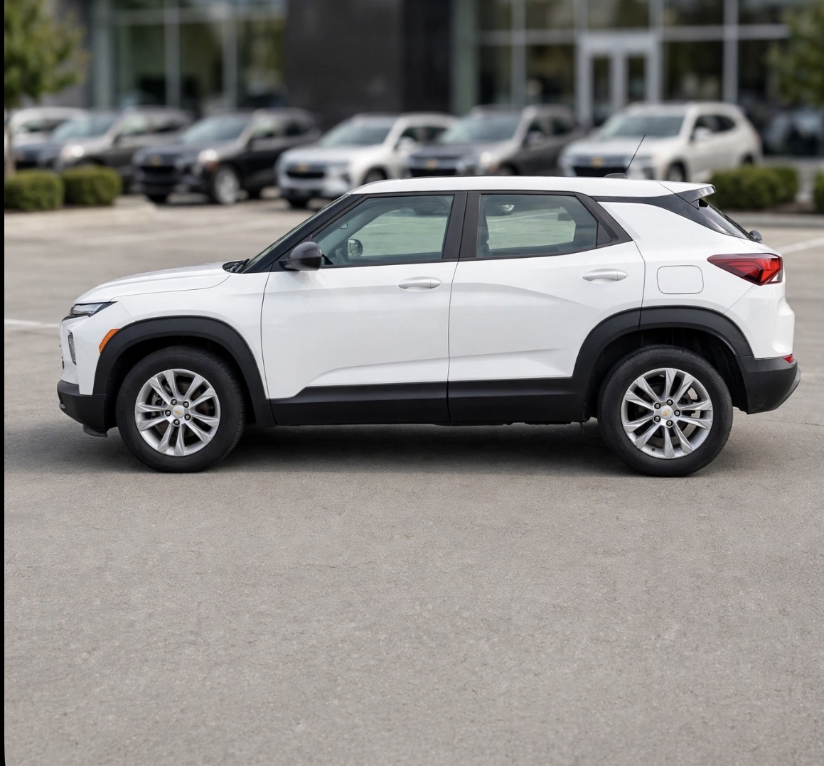 Used 2021 Chevrolet TrailBlazer LS FWD image 2